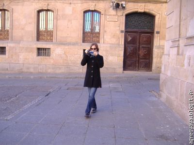Une touriste passe avec caméra à la main...