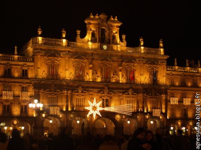 La grande porte de la Plaza avec l'étoile filante et les lumières