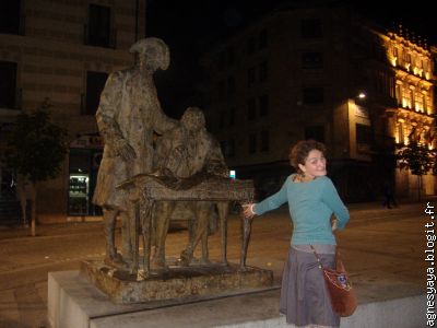 Elise devant la statue du gars qui étudie...